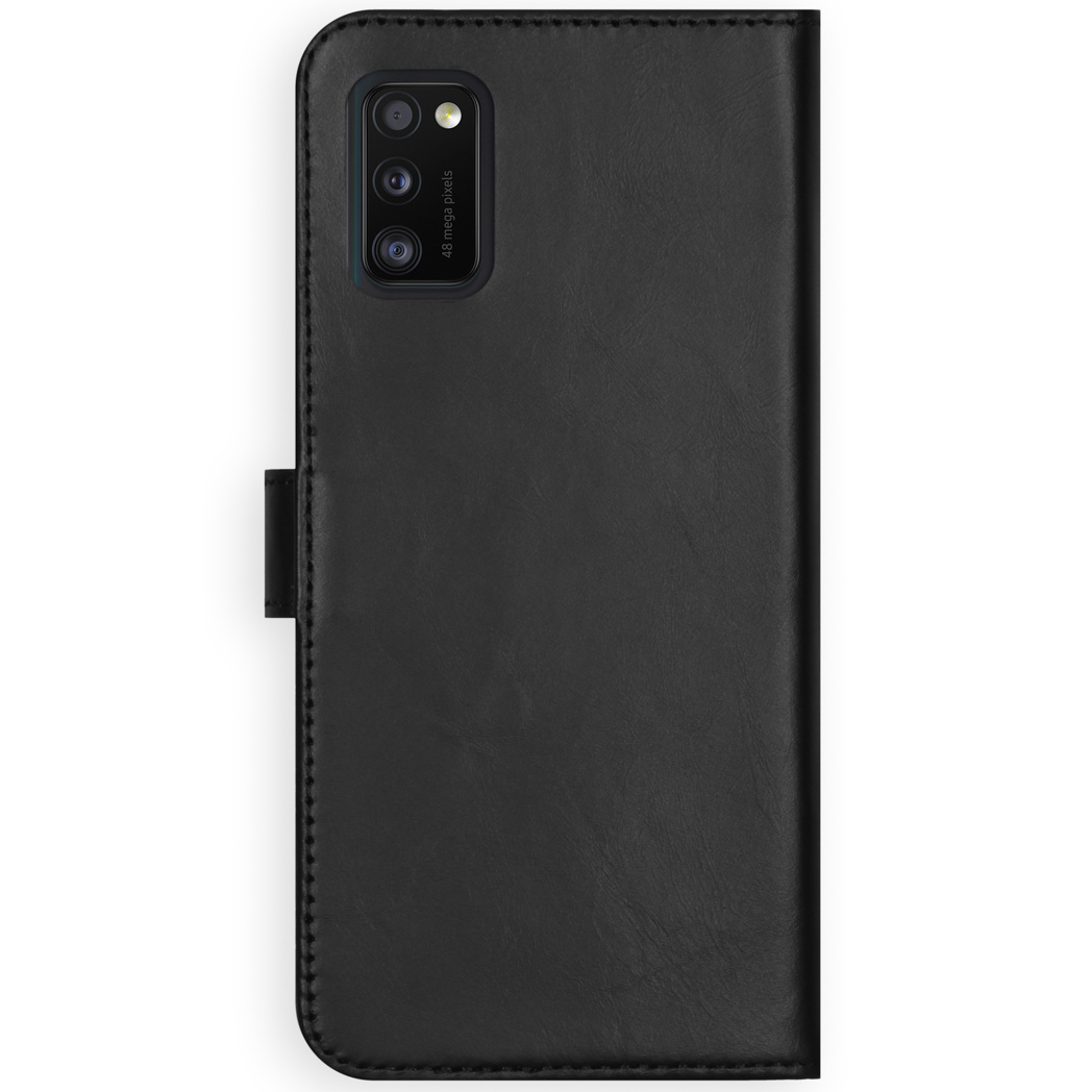 Étui de téléphone noir, fermé. L'étui a un style portefeuille avec une fermeture magnétique.