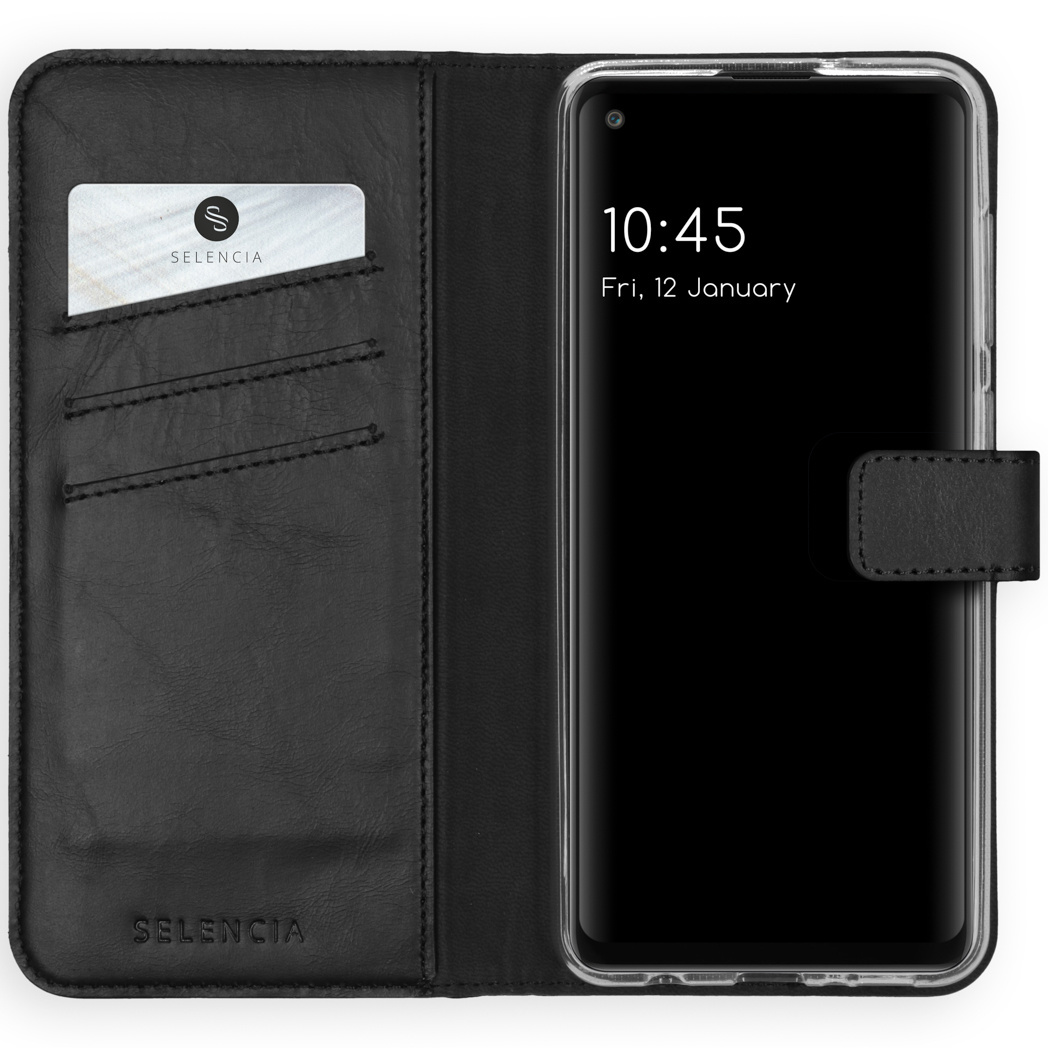 Open zwarte leren telefoonhoes, met een telefoon erin. Tijd 10:45 en een kaart.