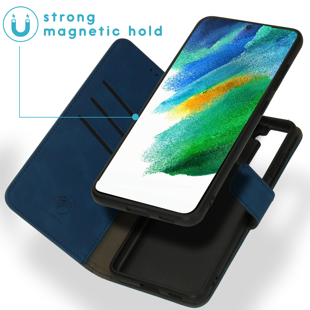 Blauwe telefoonhoes open. De telefoon binnenin. Sterke magnetische grip staat in de linkerbovenhoek.