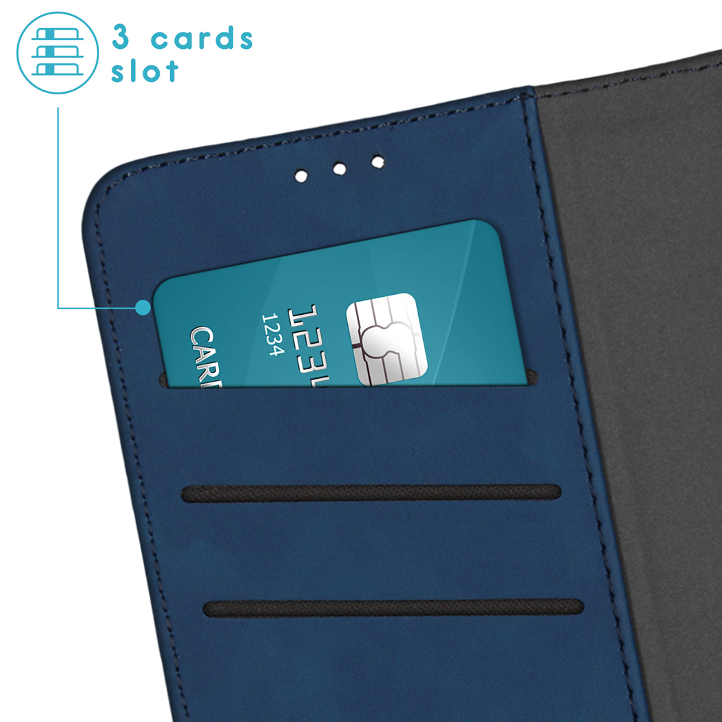 Blauwe telefoonhoes met creditcard in de sleuf. Achtergrond is donkergrijs en zwart.