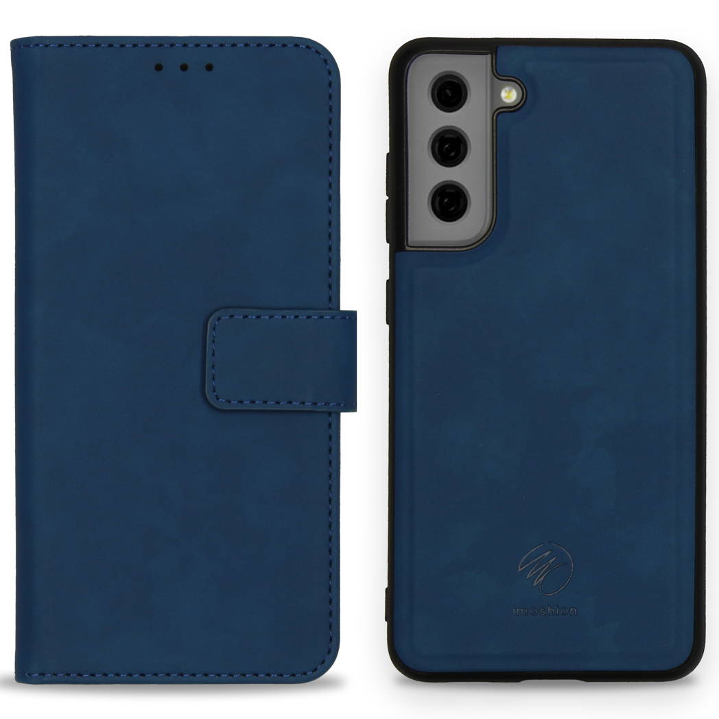 Blauw leren telefoonhoesje open, met een telefoon erin. De hoes is blauw en heeft een magnetische sluiting.