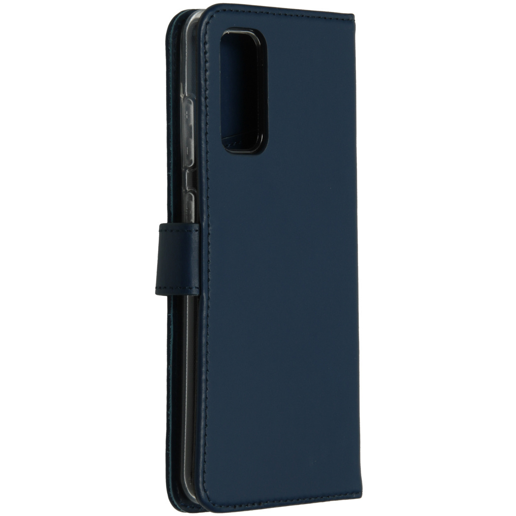 Donkerblauwe telefoonhoes, gesloten. Zijaanzicht met de flap. De telefoon zit erin.
