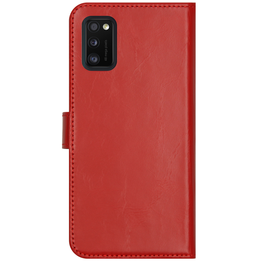 Étui de téléphone en cuir rouge ouvert, montrant le téléphone. Caméra triple visible.