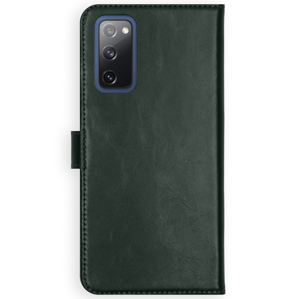 Étui portefeuille de téléphone vert foncé fermé. L'étui a une caméra.