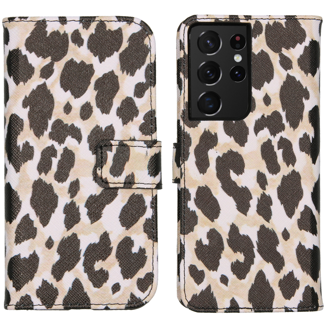 Een telefoonhoesje met een luipaardprint. De hoes is open en toont een telefoon binnenin.