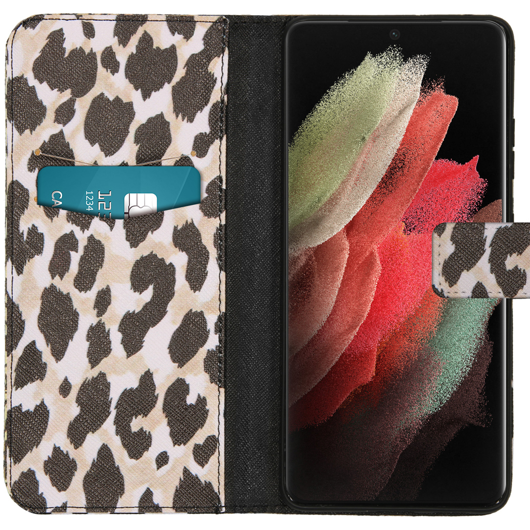 Telefoonhoesje met een luipaardprint. Open, met een telefoon en een kaart.
