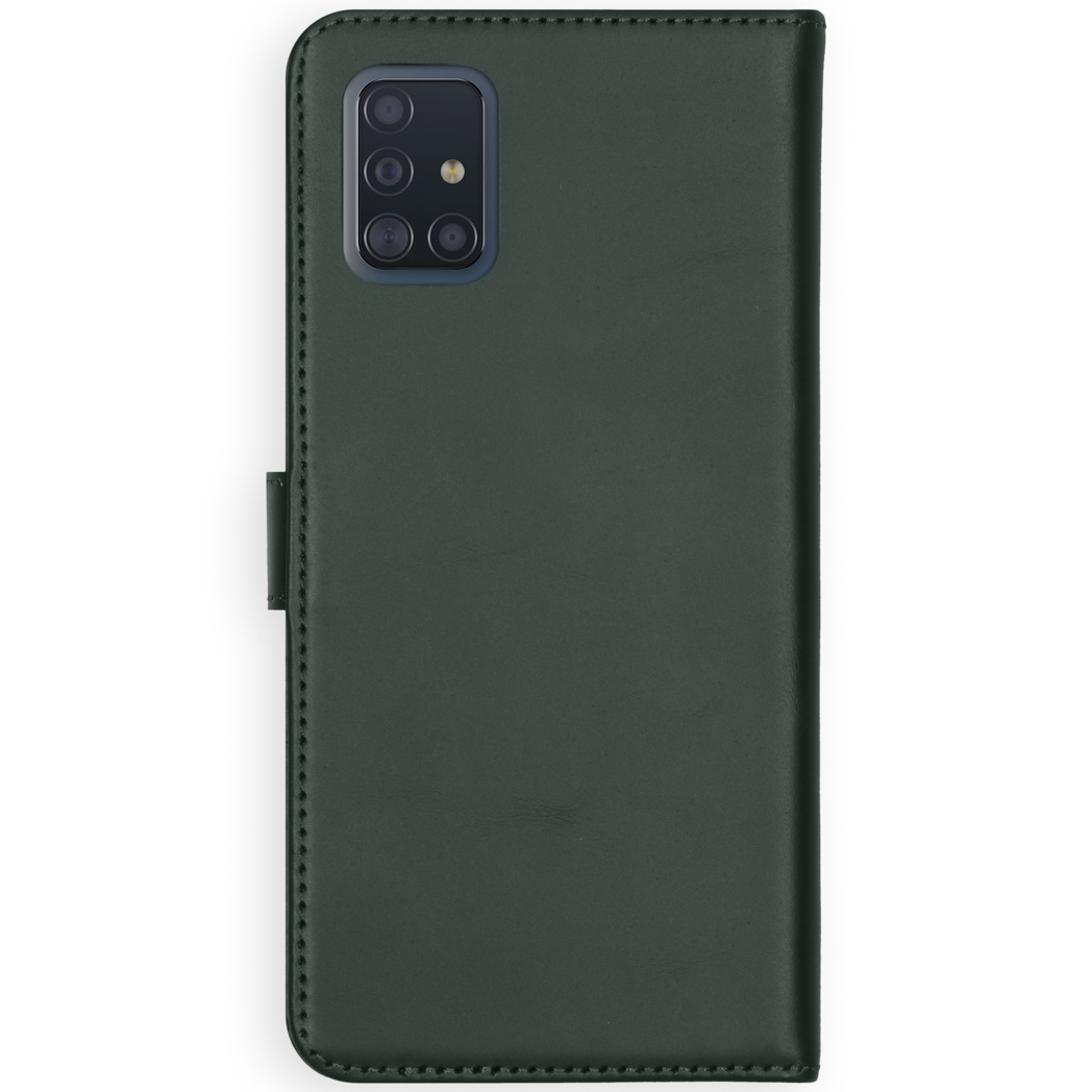 Donkergroene telefoonhoes. Telefoon is bedekt. Zijaanzicht.