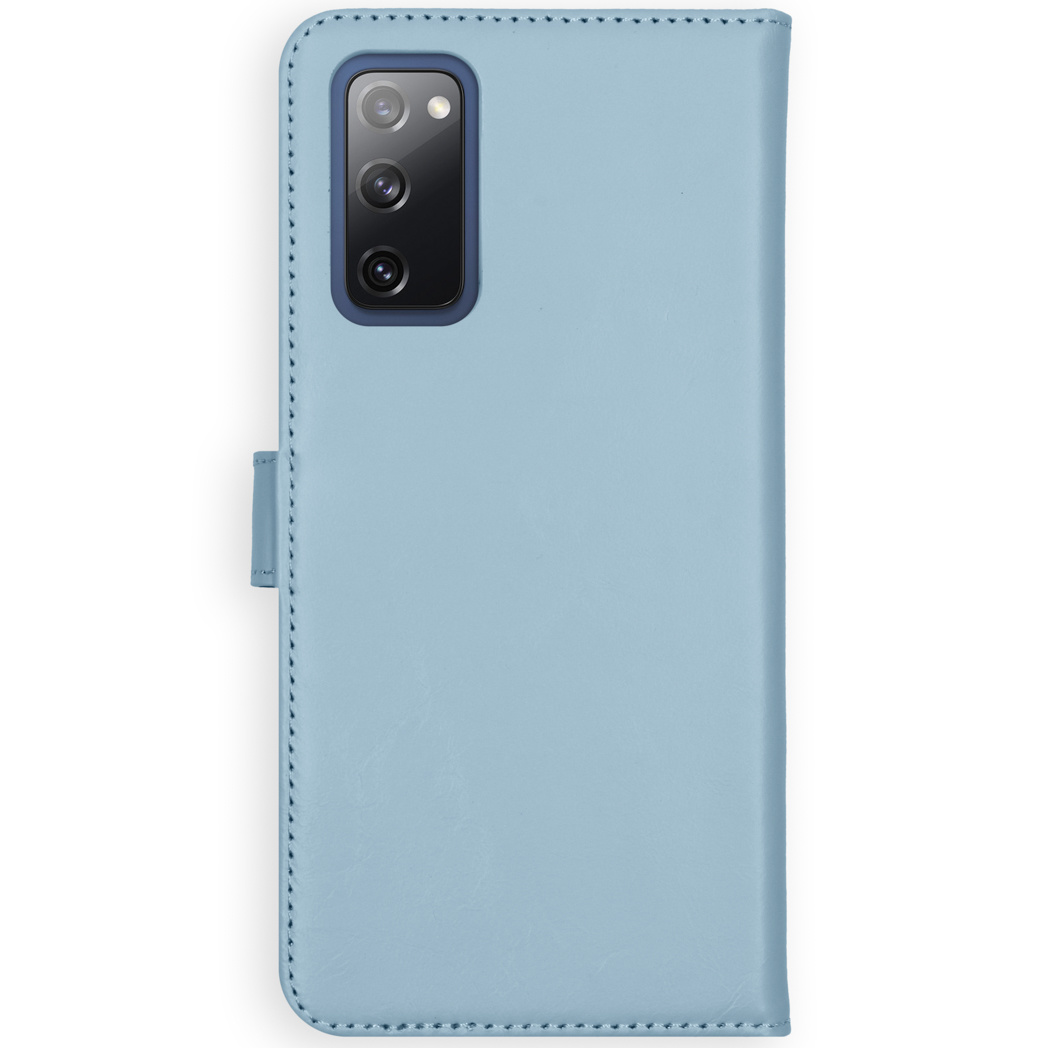 Coque de téléphone bleu clair fermée. Le téléphone est visible.