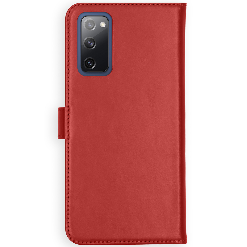 Rode leren telefoonhoes, afgesloten met een magnetische flap.