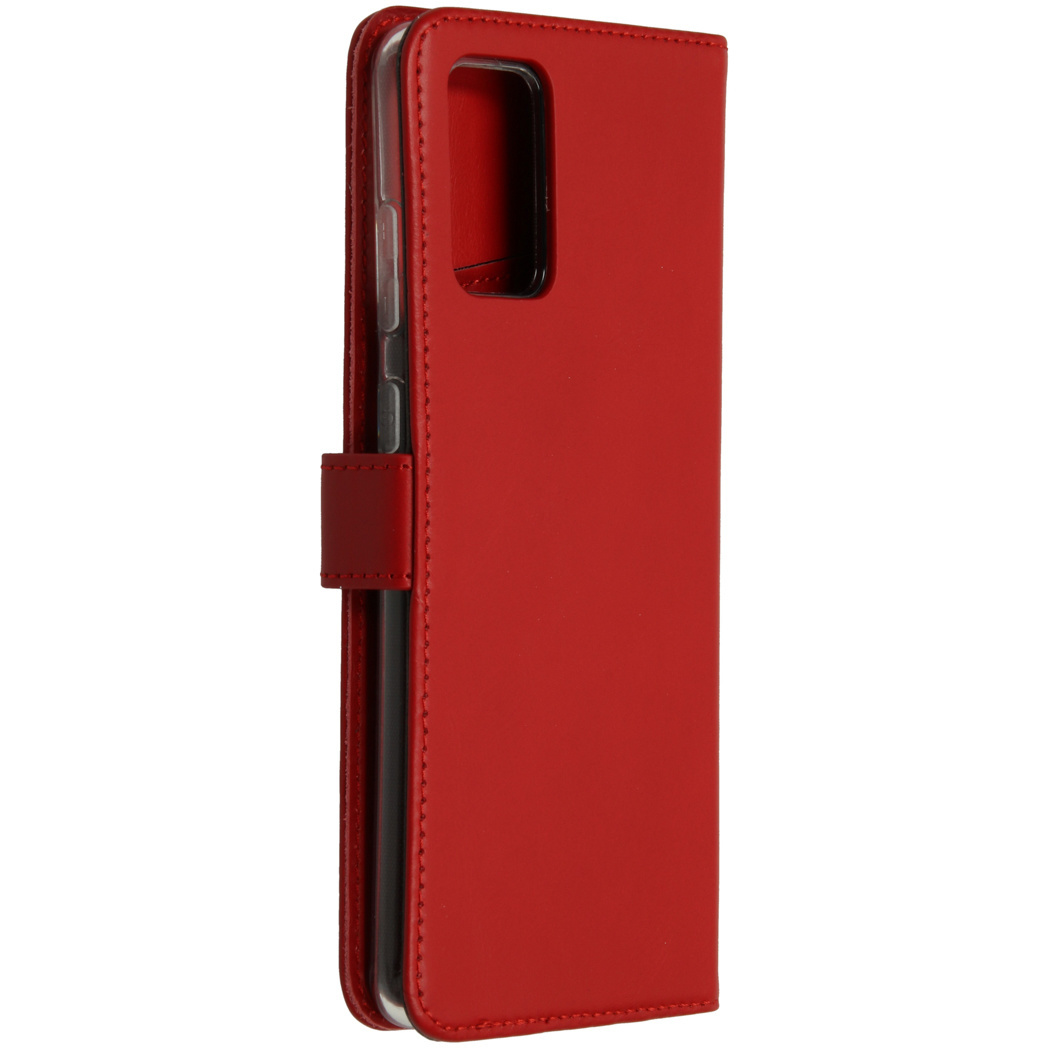 Étui de téléphone en cuir rouge, fermé. Fond blanc.