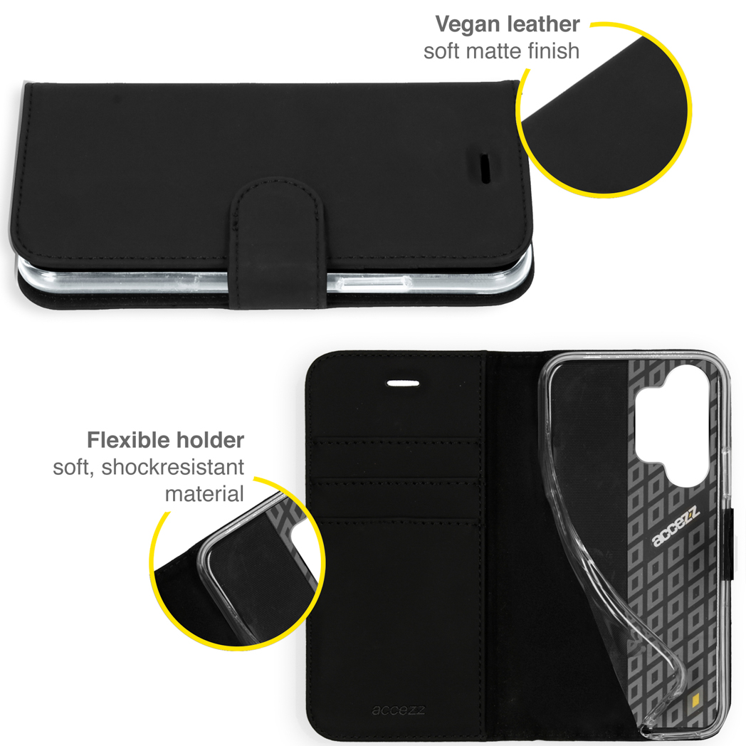 Custodia per telefono nera in pelle vegana. Ha una finitura opaca morbida e un supporto flessibile e resistente agli urti. La custodia è aperta.
