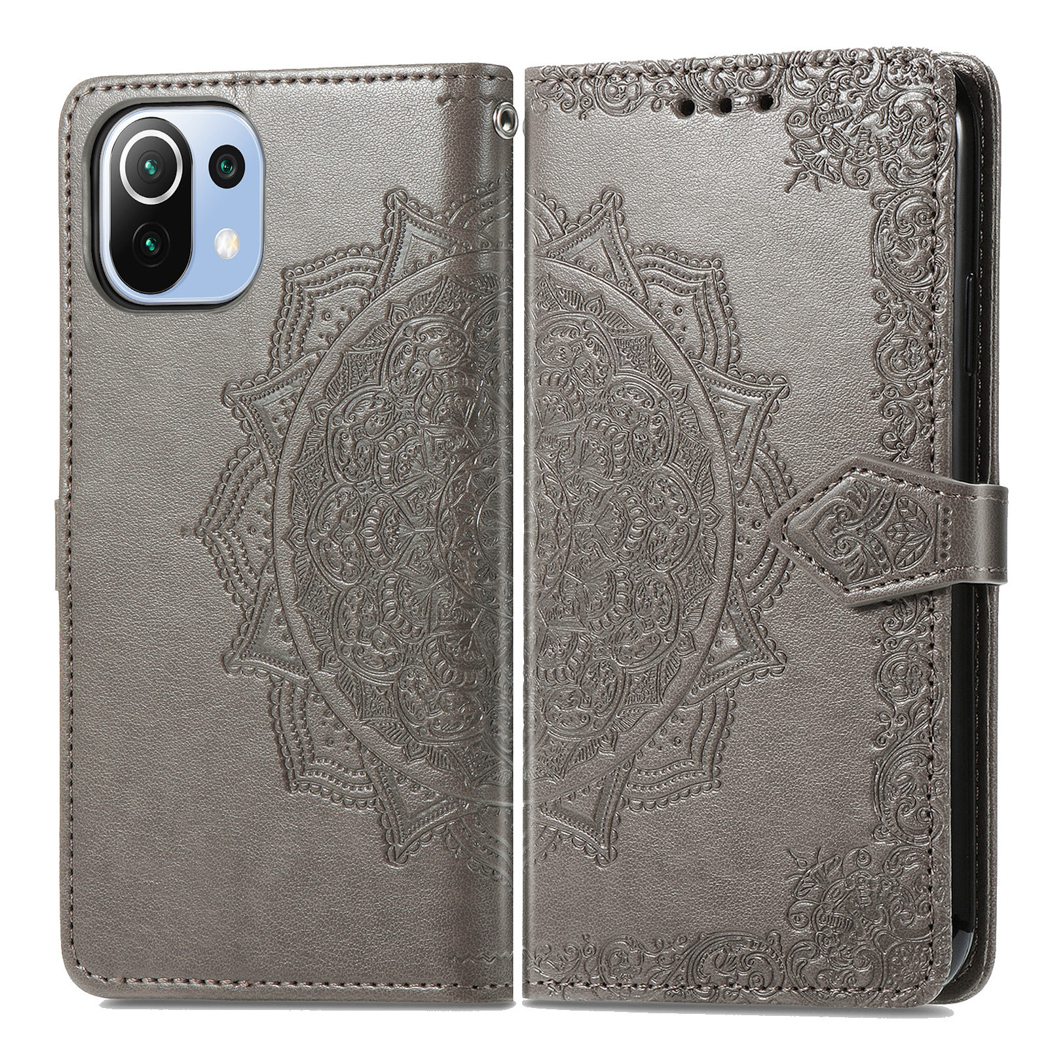 Étui gris, ouvert, avec motif mandala. Caméra du téléphone visible à gauche.