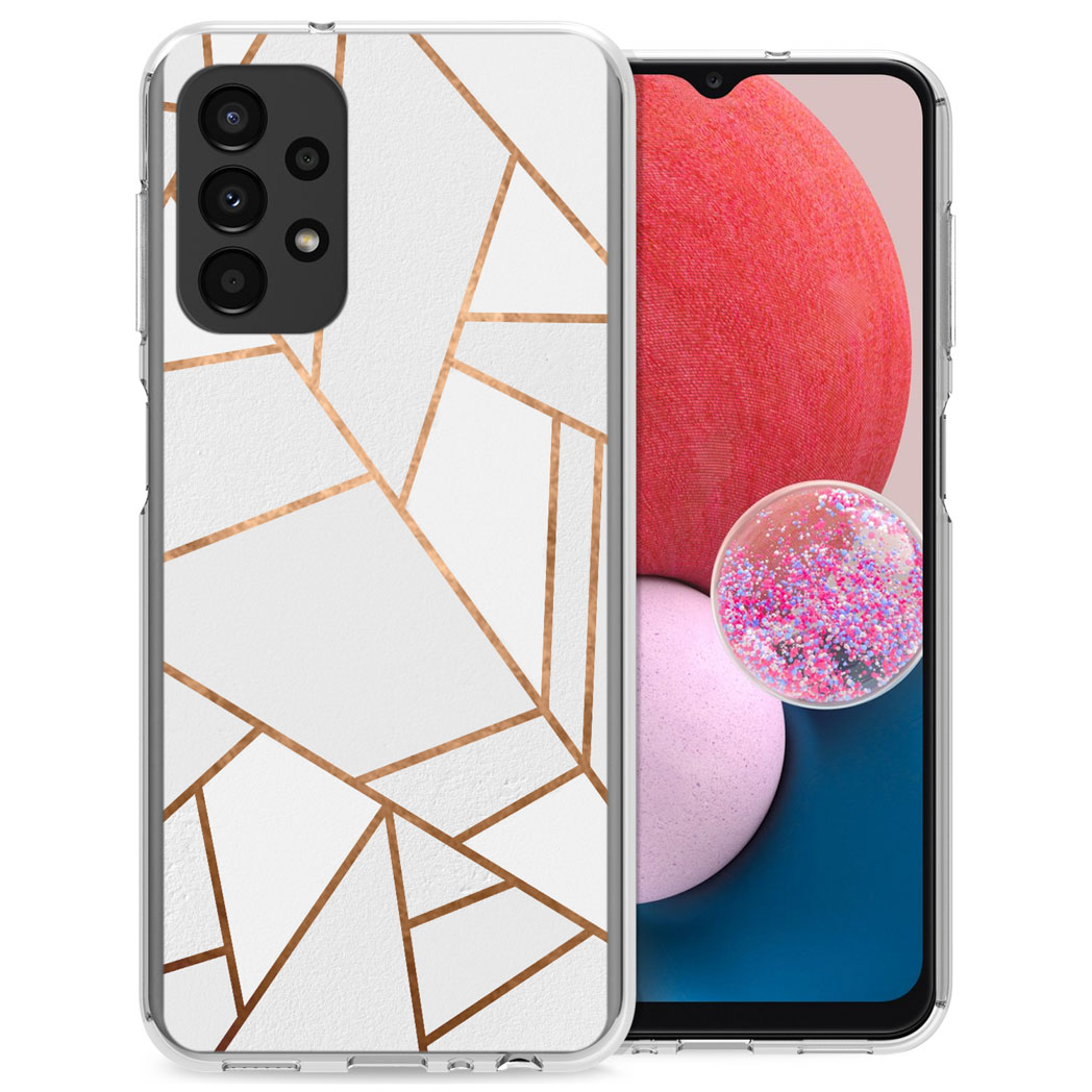 Witte telefoonhoes met gouden geometrisch patroon en telefoon met rood en roze vloeistof.