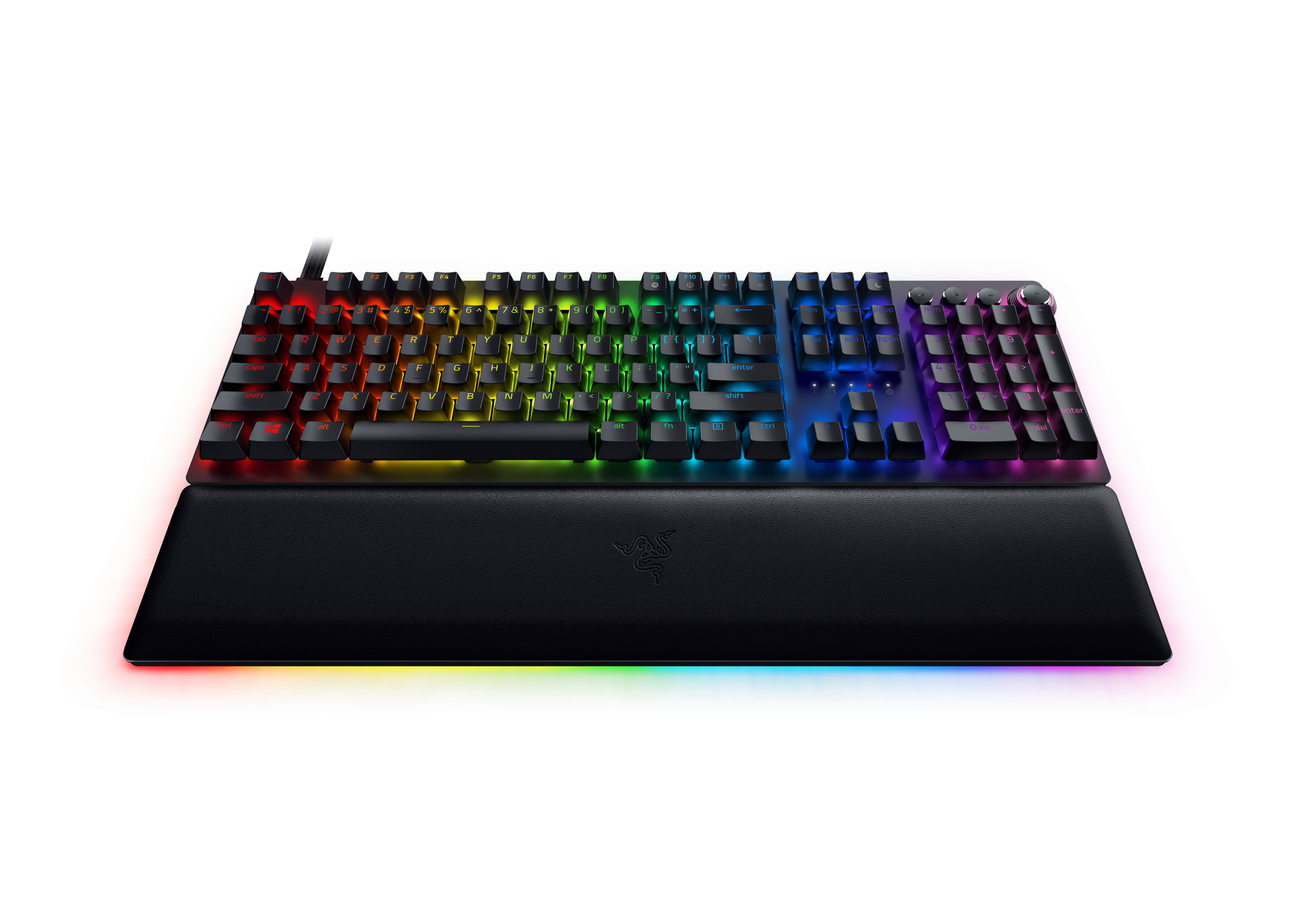 Eine schwarze Gaming-Tastatur mit bunten Lichtern. Sie hat eine Handballenauflage und ist auf weißem Grund.