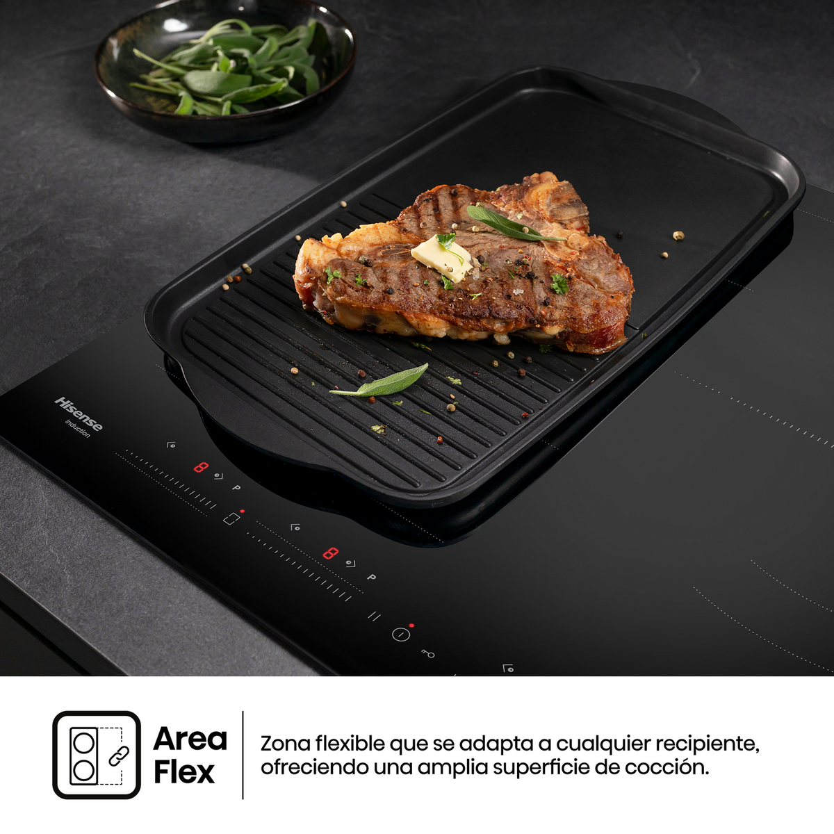 Stek z masłem na czarnej patelni grillowej na płycie indukcyjnej i liśćmi szałwii.