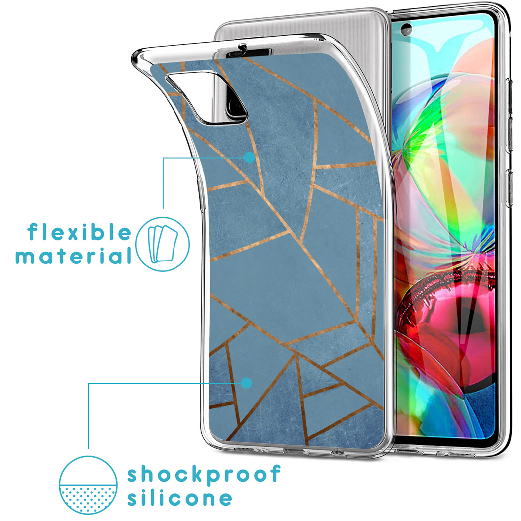 Telefoonhoesje met blauw en goud geometrisch ontwerp, flexibel materiaal en siliconen.