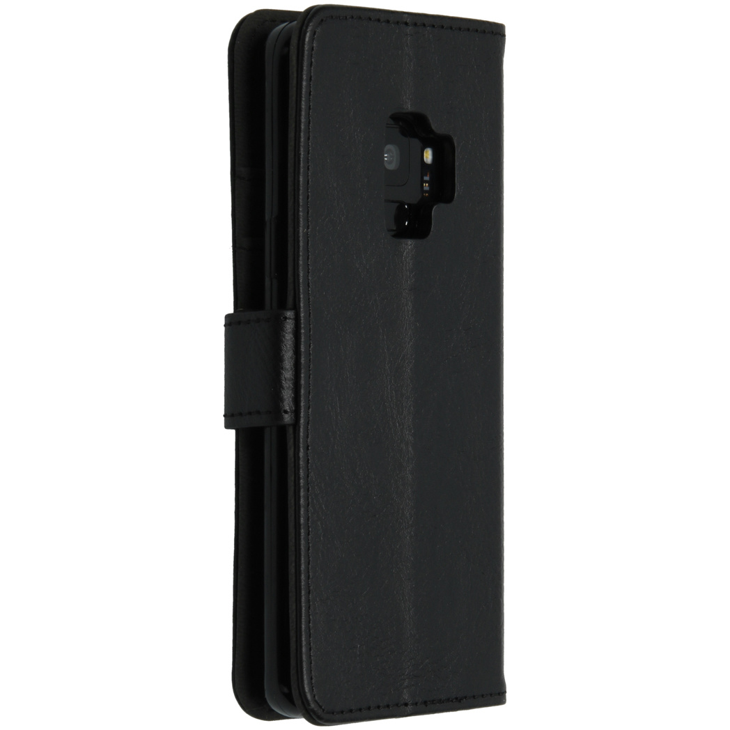 Zwart leren telefoonhoesje met een sluiting.