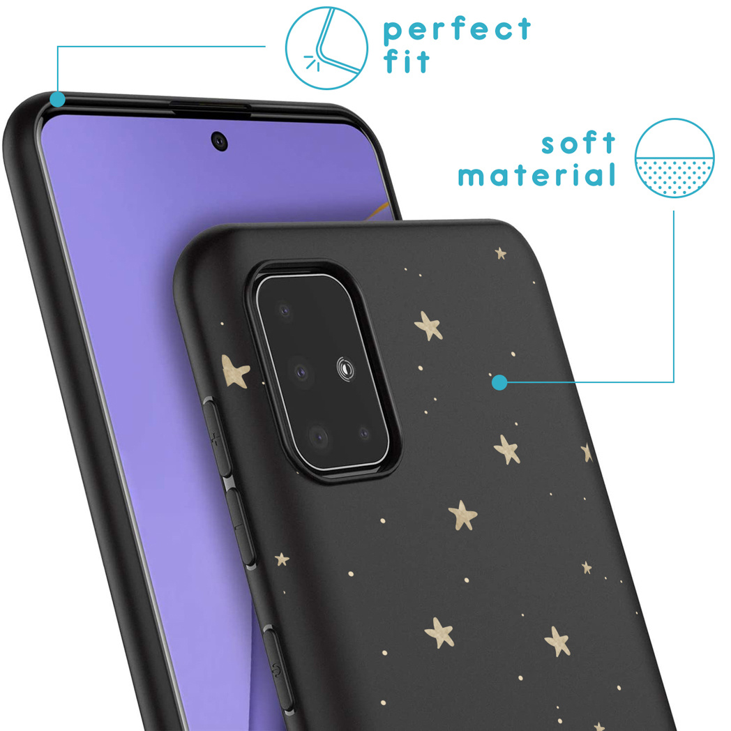 Zwarte telefoonhoes met gouden sterren. Toont de camera. Zacht materiaal en perfecte pasvorm worden benadrukt.