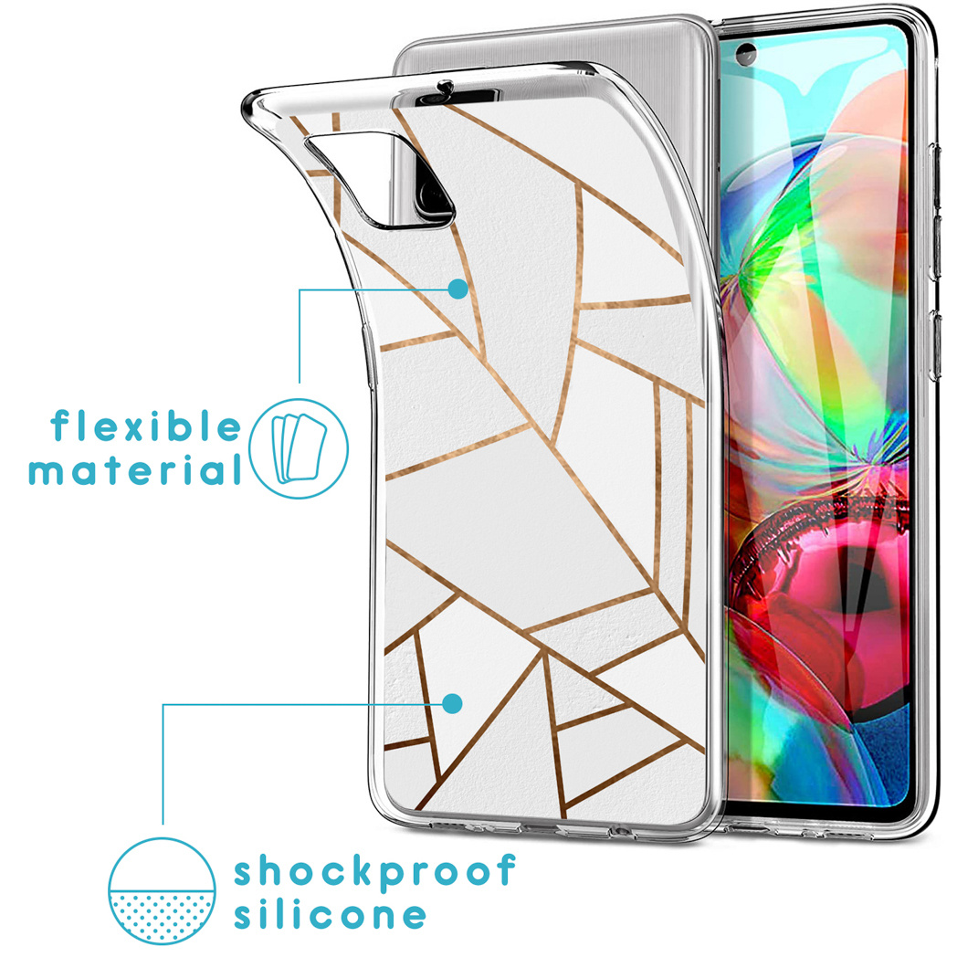 Coque de téléphone blanche avec un motif géométrique doré, à côté d'un téléphone affichant un écran coloré.