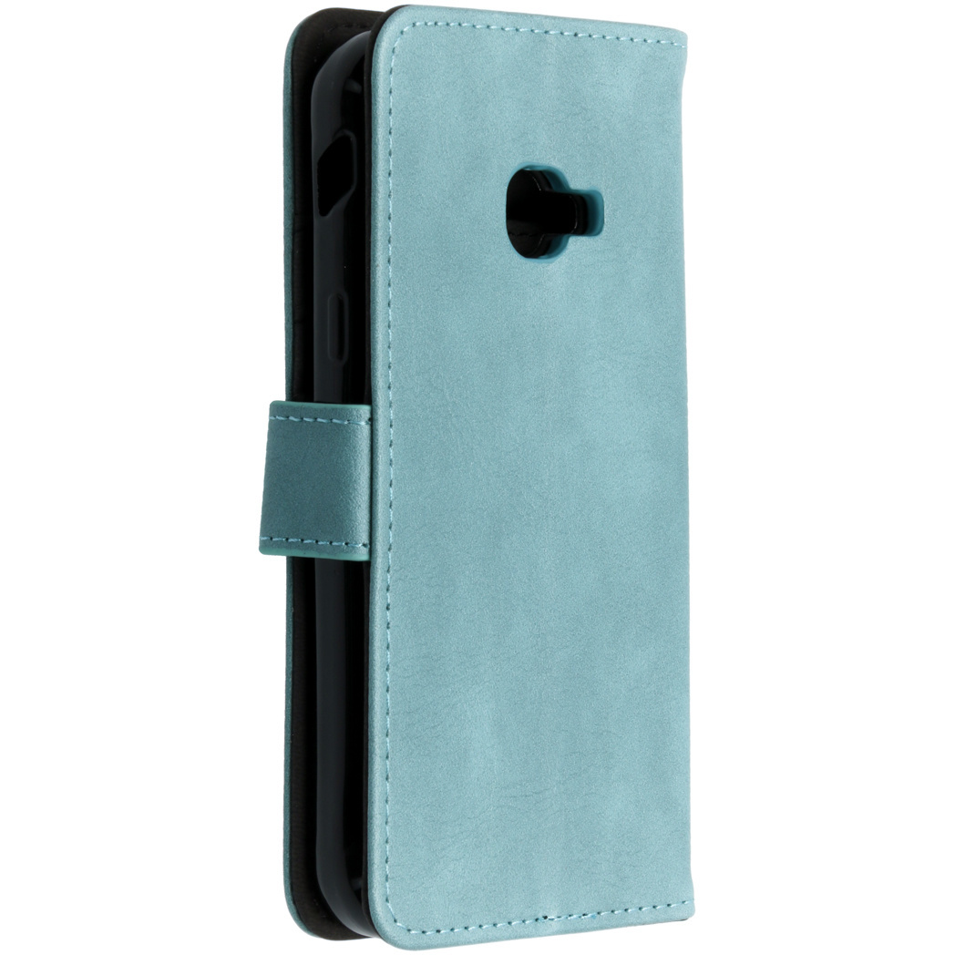 Blauwe telefoonhoes, opgevouwen, met de binnenkant en de telefoonhouder zichtbaar.