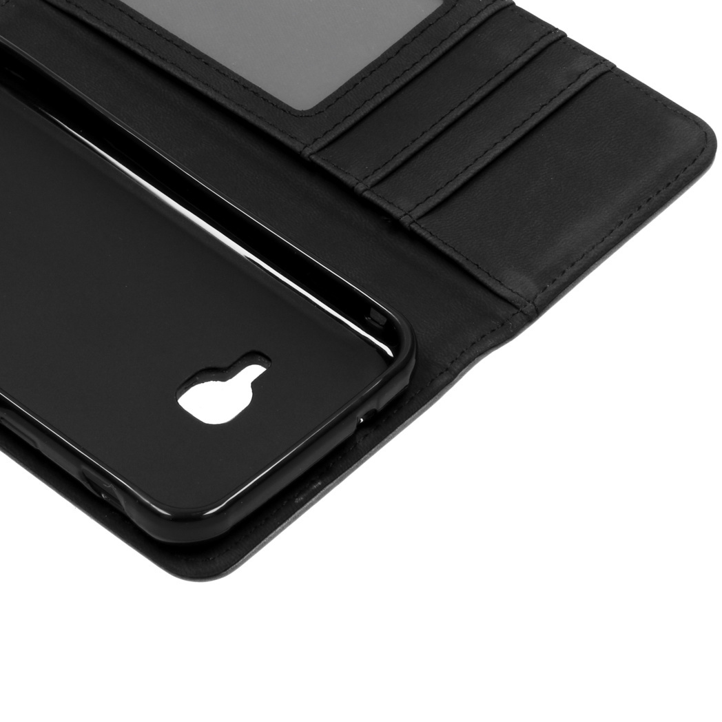 Zwarte telefoonhoes met een zwart scherm. De binnenkant van de hoes is zichtbaar.