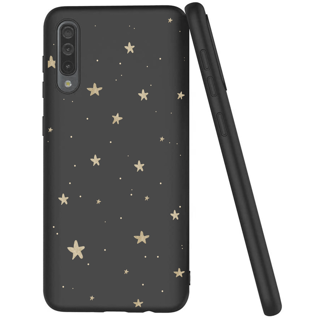 Zwarte telefoonhoes met gouden sterren. Eén hoesje staat rechtop. Zwarte achtergrond.