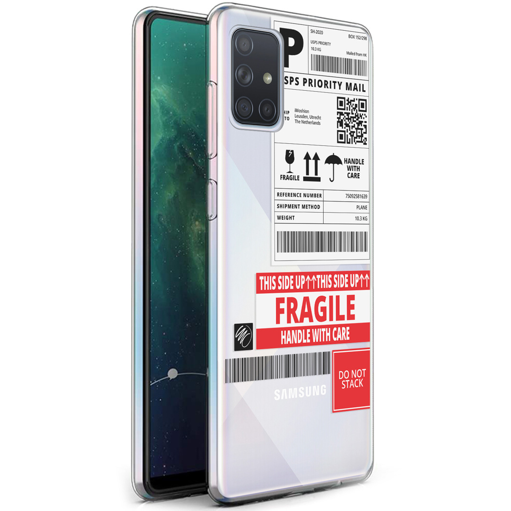 Een telefoon met een doorzichtige hoes met een verzendlabelontwerp. Het label zegt 'Fragile, Handle with Care'.