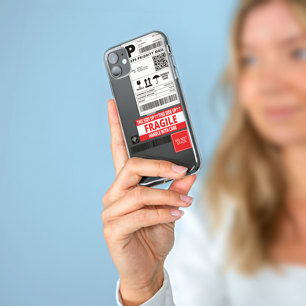 Vrouw die een telefoon vasthoudt met een verzendetiket, met een blauwe achtergrond.