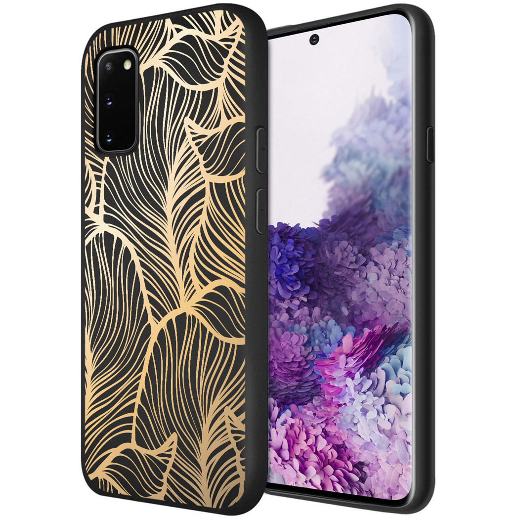 Une coque de téléphone avec un motif de feuilles noires et dorées. Un téléphone avec un écran violet est visible.