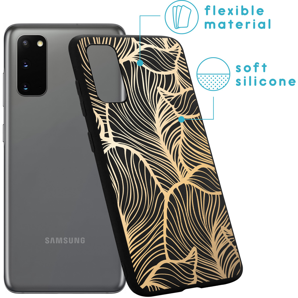 Coque de téléphone avec un motif de feuilles dorées, avec un téléphone derrière. Silicone souple et matériau flexible.