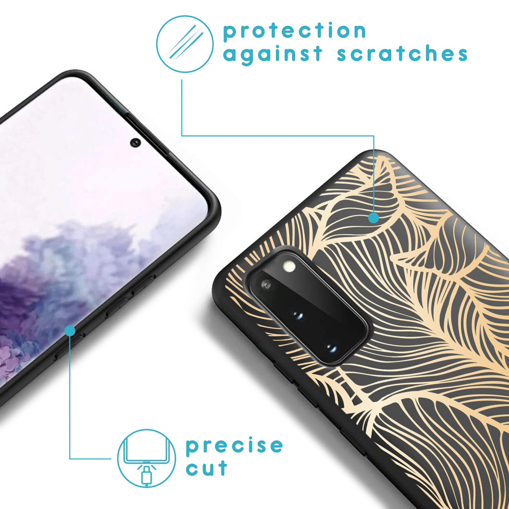 Coque de téléphone noire avec un motif de feuilles dorées, avec des étiquettes indiquant une protection contre les rayures et une coupe précise.