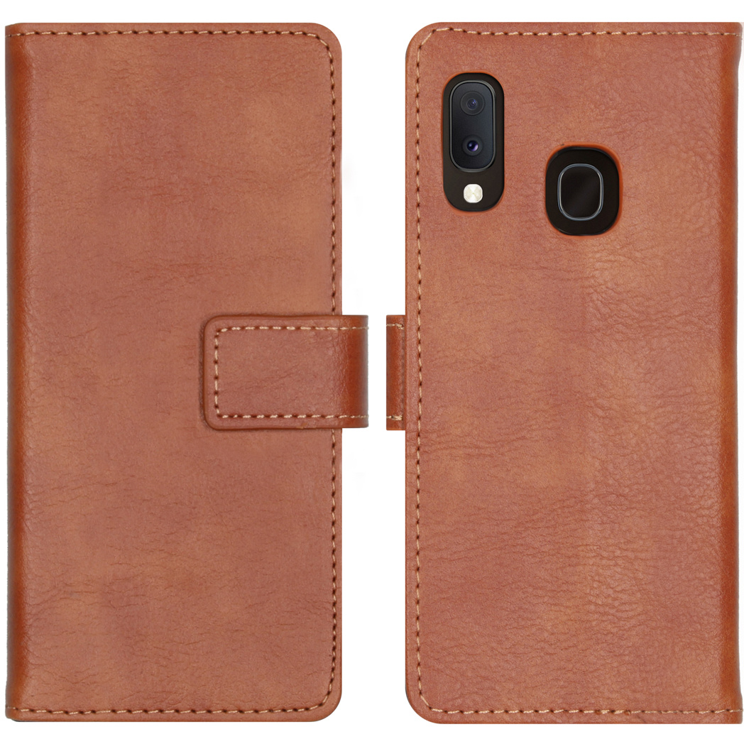 Étui de téléphone en cuir marron ouvert avec téléphone visible. Le côté droit est ouvert et montre le téléphone.