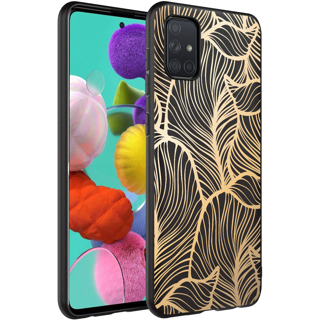 Zwarte telefoon met gouden bladpatroonhoesje. Telefoon ligt op zijn kant. Zwarte achtergrond.