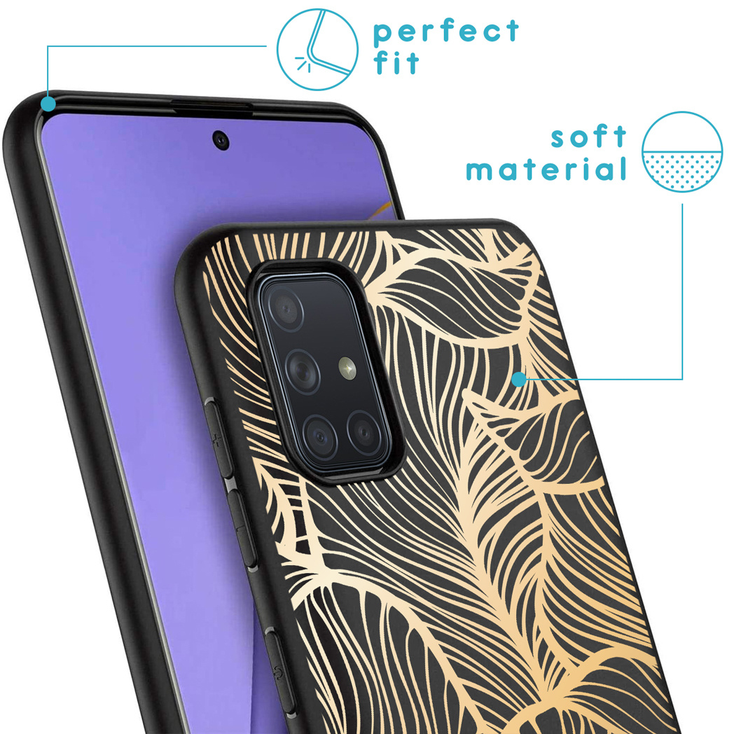 Telefoon met zwart en goud bladerpatroonhoesje, met een paars scherm en een zwart frame.
