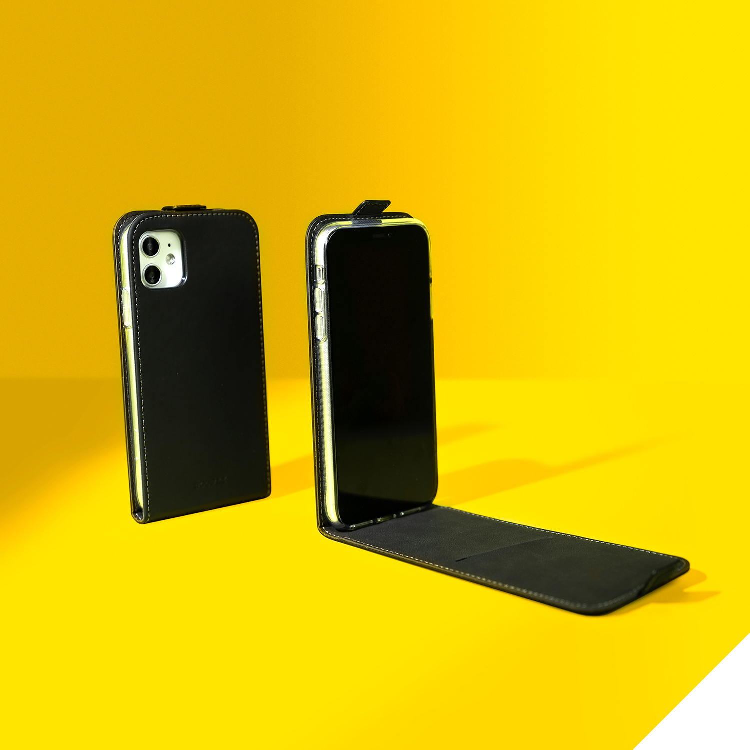 Deux étuis de téléphone à rabat noirs sont affichés sur une surface jaune.
