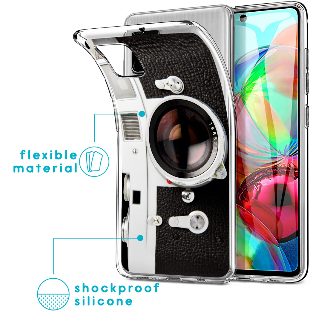 Transparant telefoonhoesje met een vintage camera ontwerp, met een blauwe achtergrond en tekst.