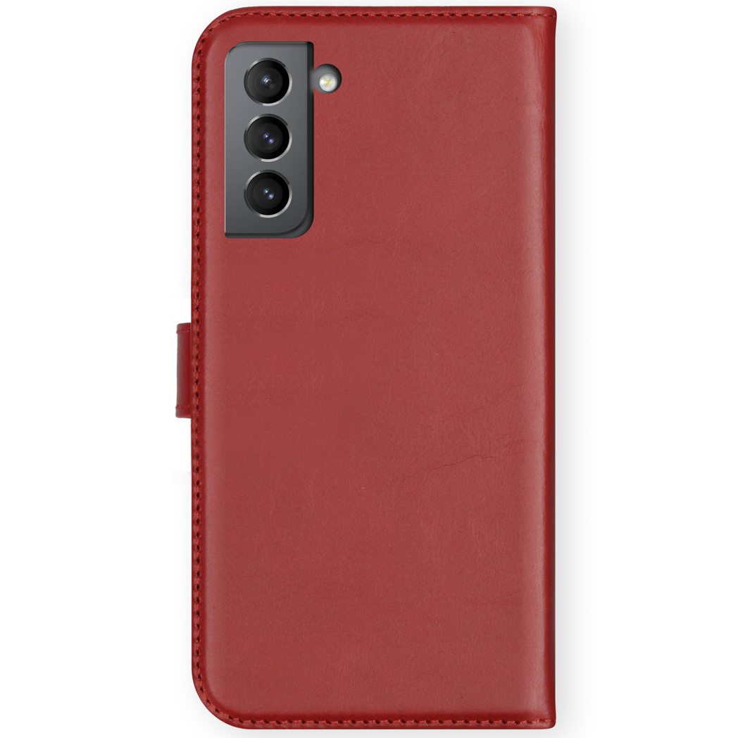 Custodia per telefono rossa con un telefono all'interno. La custodia ha una chiusura magnetica. Sfondo bianco.
