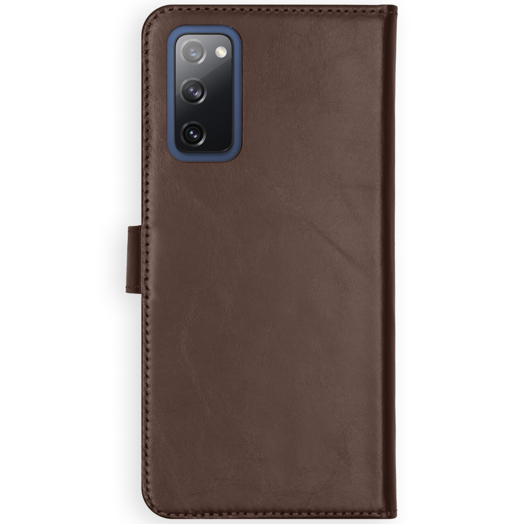 Étui de téléphone en cuir marron plié. Montre un téléphone avec une zone de caméra bleue.