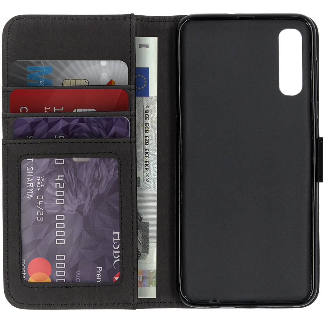 Étui de téléphone de type portefeuille ouvert, avec cartes et argent visibles. Le fond est blanc.