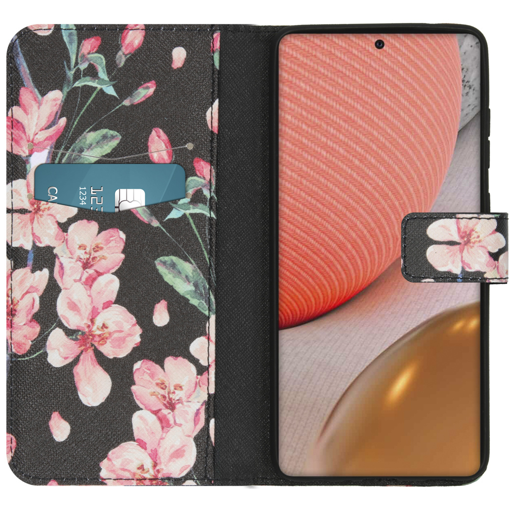 Coque noire avec fleurs roses et fente pour cartes. Fond noir.