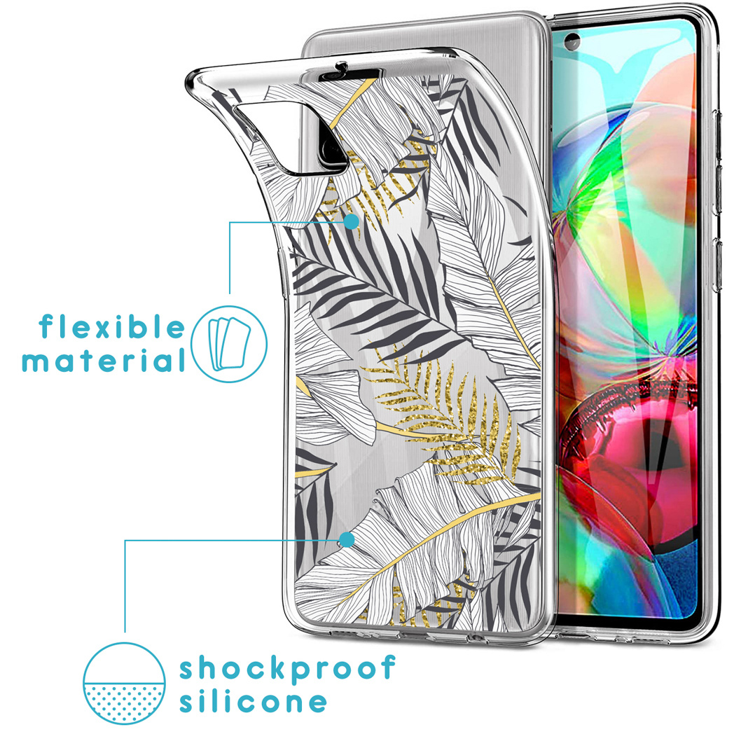 Een telefoon met een doorzichtig hoesje. De hoes heeft een gouden bladerdesign op een witte achtergrond.