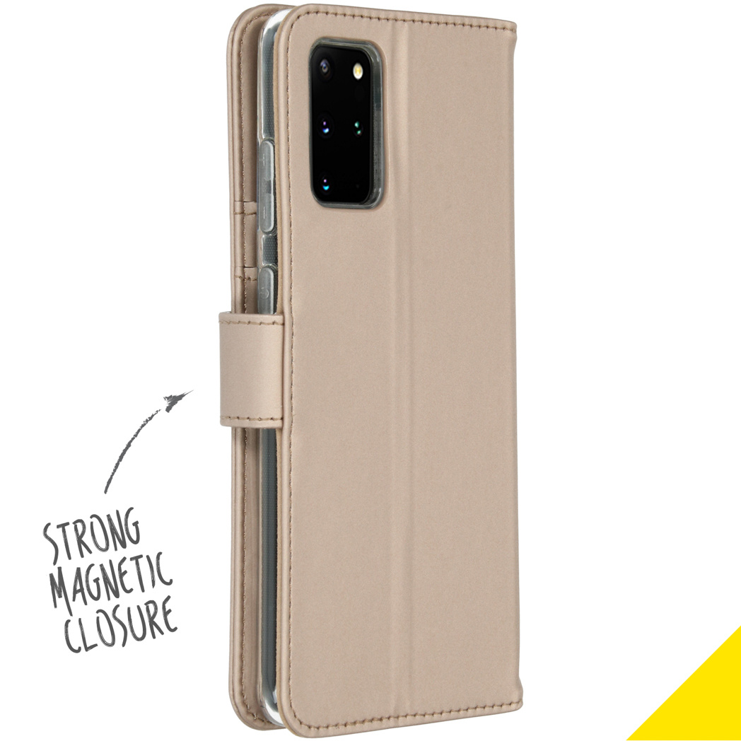 Coque de téléphone beige, ouverte avec fermeture magnétique. Fond blanc.