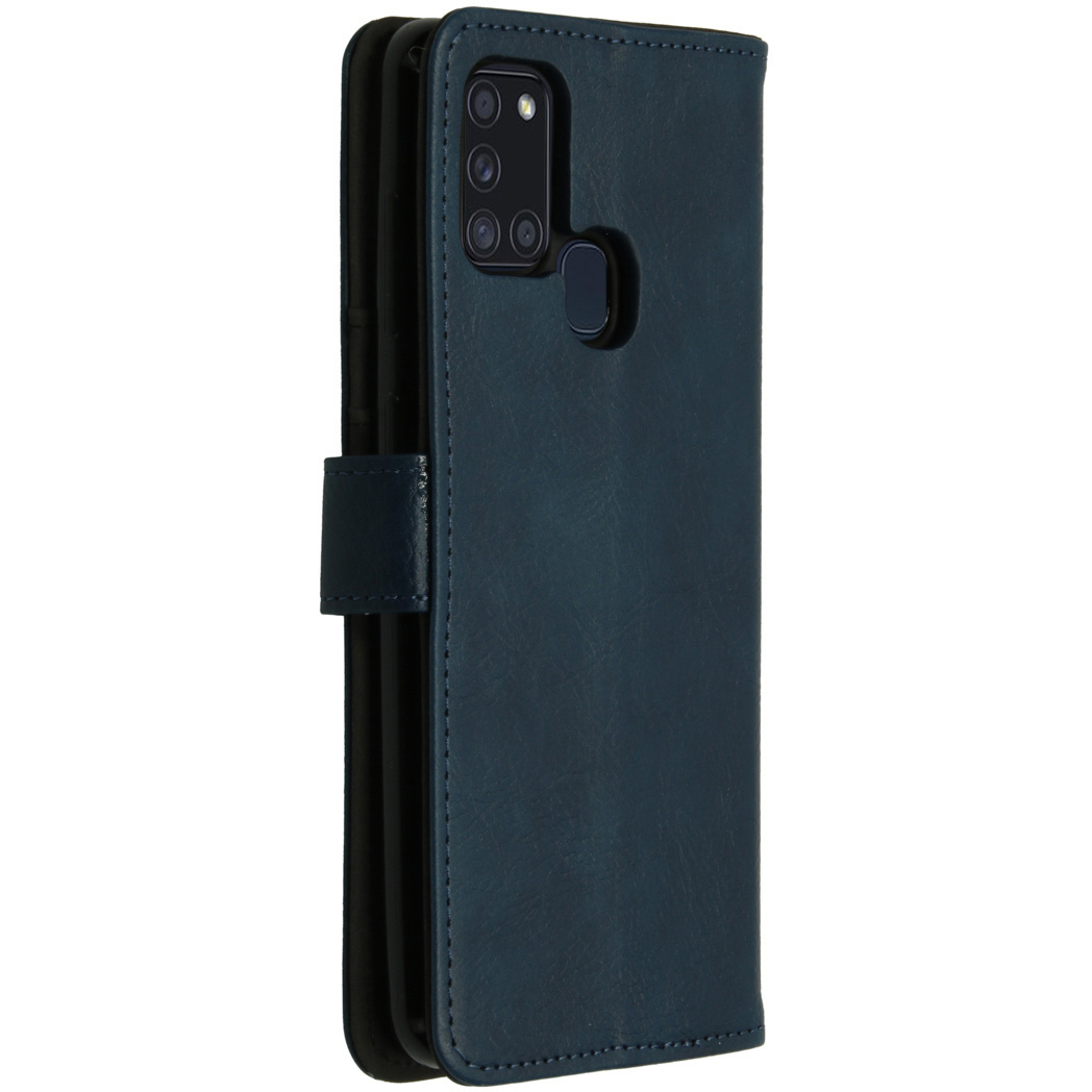 Coque de téléphone bleu foncé avec plusieurs caméras. Fond blanc.