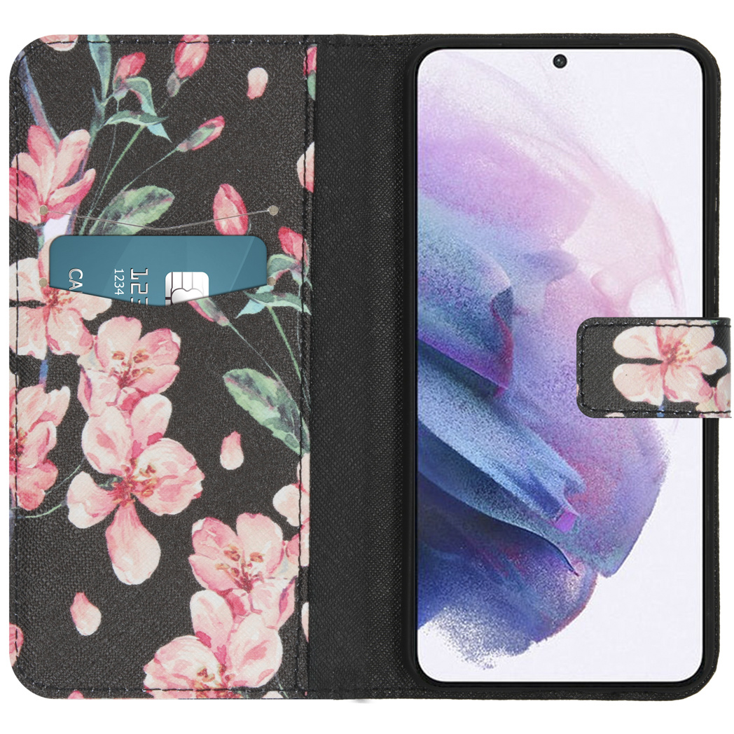 Une coque de téléphone avec un motif floral sur fond noir. Une carte de crédit est visible à l'intérieur.
