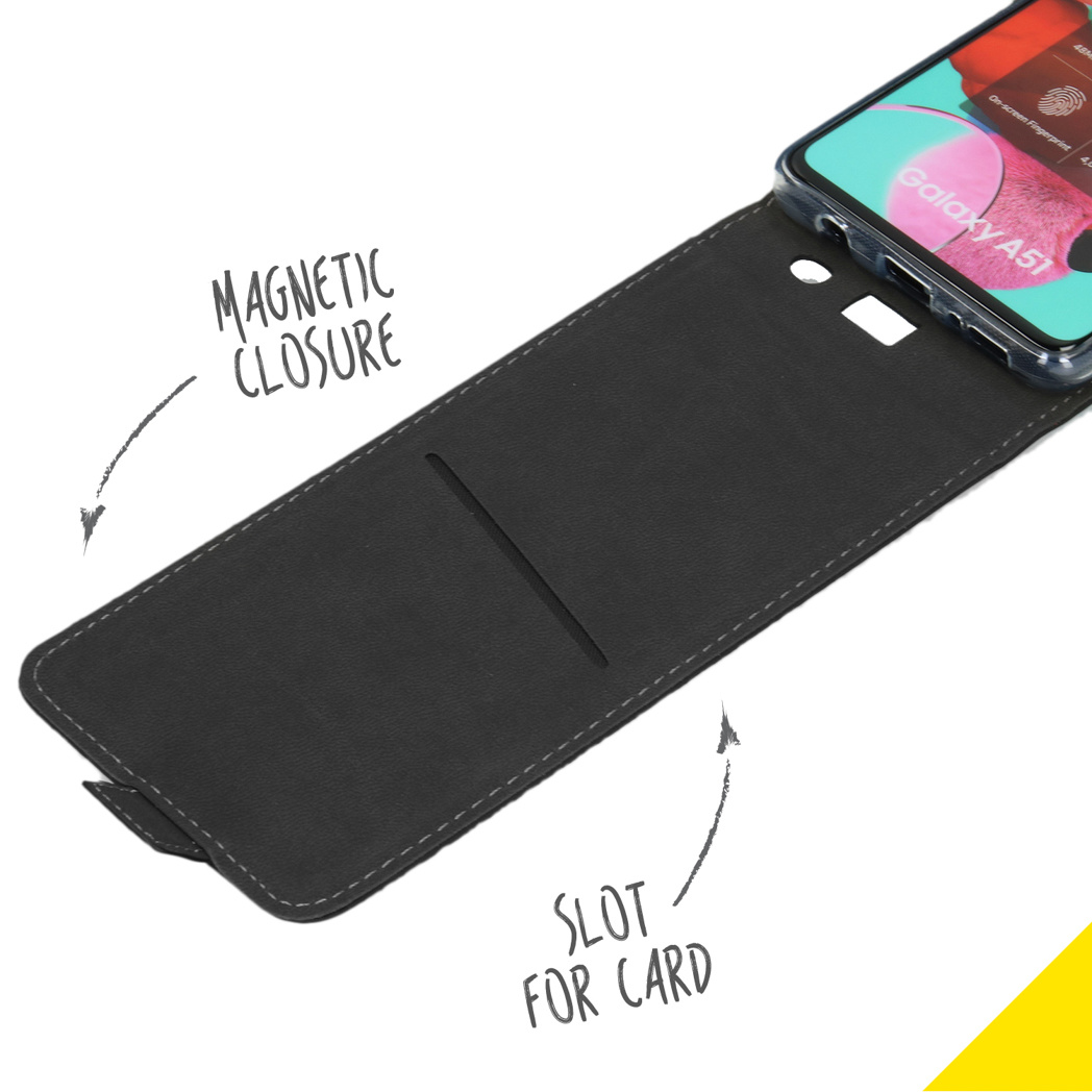 Téléphone dans un étui portefeuille noir. Fermeture magnétique et fente pour carte visibles.