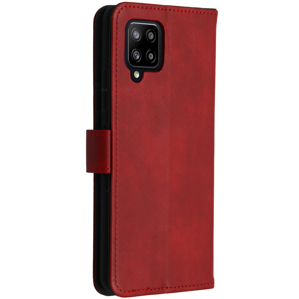 Une coque de téléphone en cuir rouge, fermée. L'intérieur est noir et comporte des fentes pour cartes.