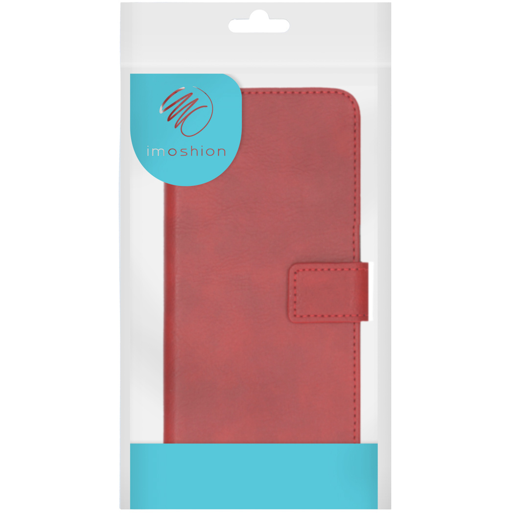 Coque de téléphone rouge dans un emballage plastique. Fond blanc.