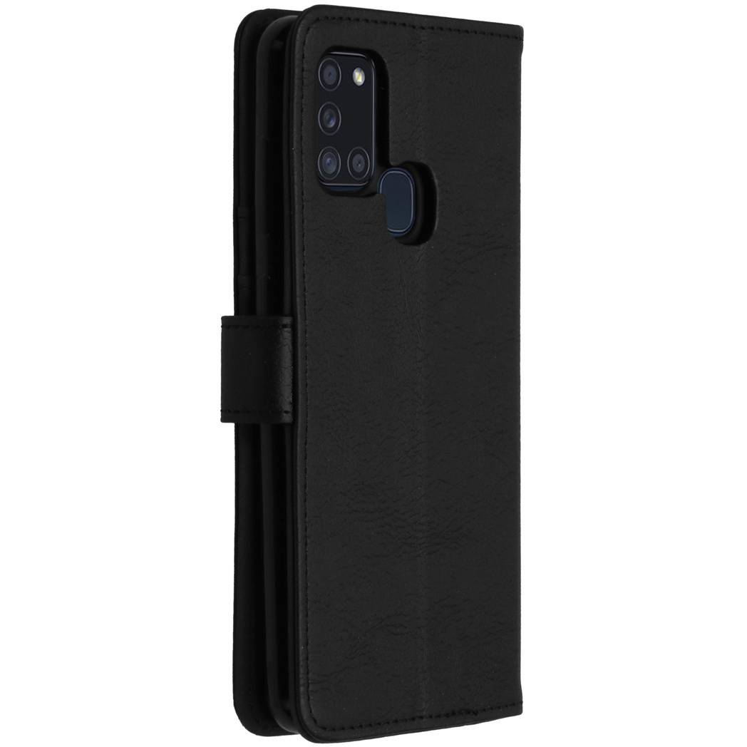 Étui de téléphone en cuir noir, plié. Découpe de caméra et fermoir visibles. L'étui est fermé.