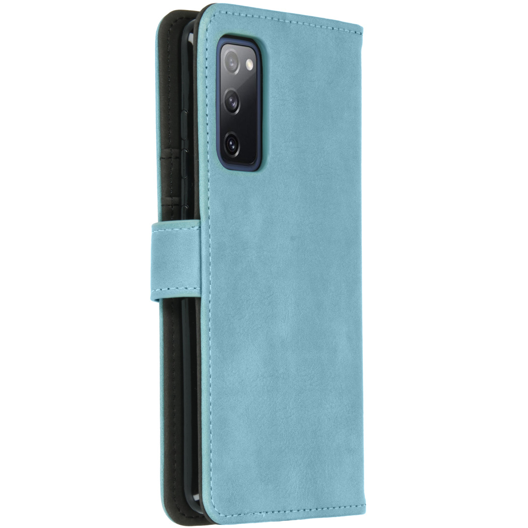 Blauwe telefoonhoes, portemonnee-stijl. Voorzien van een magnetische sluiting.