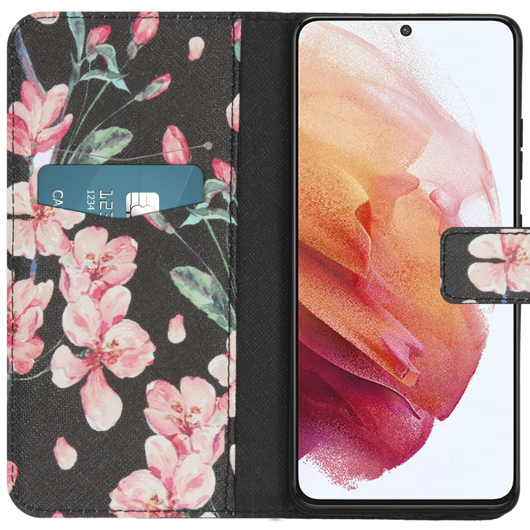Bloemen telefoonhoes, open, met een creditcard. Roze bloemen op een zwarte achtergrond.